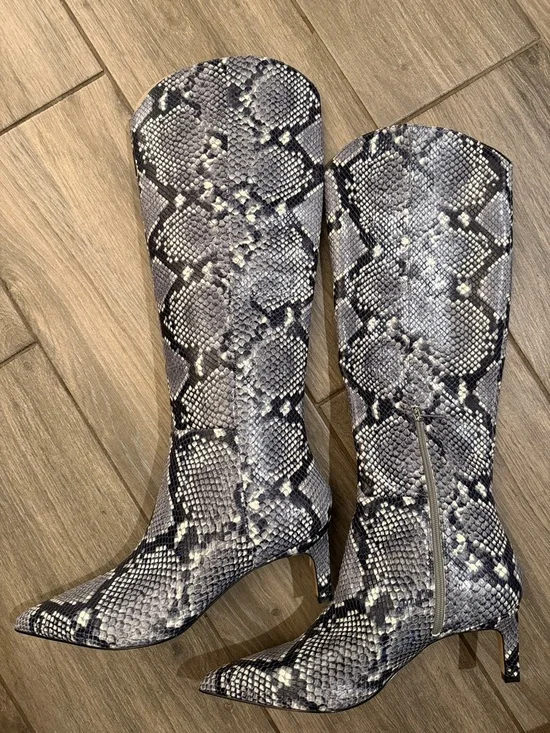 New! Marc Fisher Gray Snake-Print Knee High Pointed Toe Boots Sz 11 M - Picture 4 of 8
